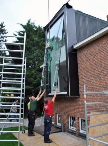 Grote dubbelglas ruiten plaatsen we met een kraan.