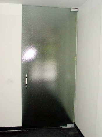 Hardglazen deur van blank figuurglas.