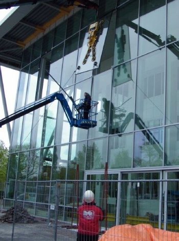 Zonwerend dubbelglas, met kraan en hoogwerker.