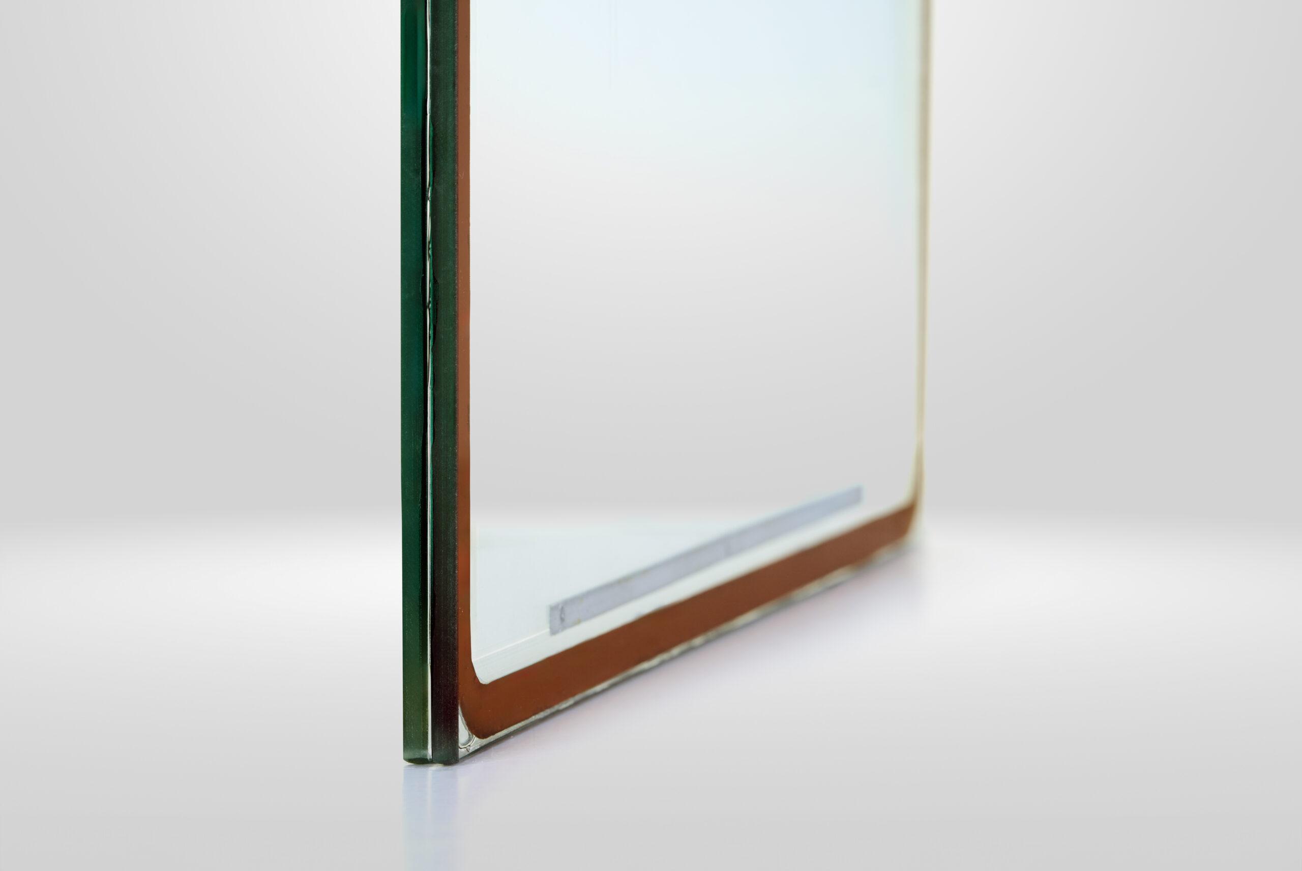 Detailfoto van BENGglas vacuümglas, je ziet het raam schuin van de zijkant.