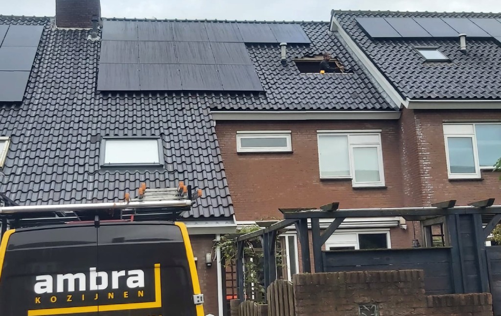 Een medewerker van ons broertje Ambra Kozijnen verving bij dit huis het VELUX-dakraam links en installeerde een nieuwe op zolder.