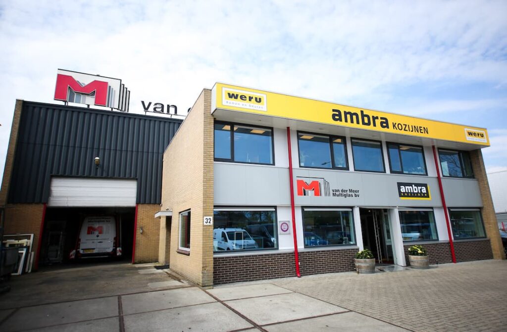 De showroom van Multiglas en Ambra Kozijnen in Sassenheim. Kom gezellig langs voor advies over spiegels op maat.