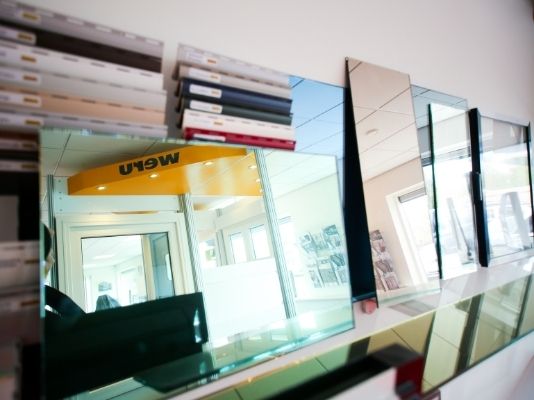 Een reeks spiegels in de showroom van Multiglas en Ambra Kozijnen.